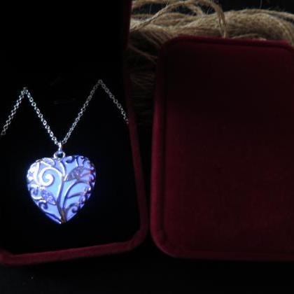 Glow In The Dark ,glowing Necklace,..