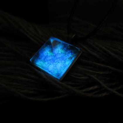 Crystal Pyramid Necklace Glow In Dark,glow..