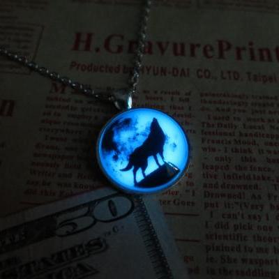 Free shipping Blue Moon wolf, prom jewelry, party jewelry,Glow in the dark jewelry,Glowing Pendant Necklace