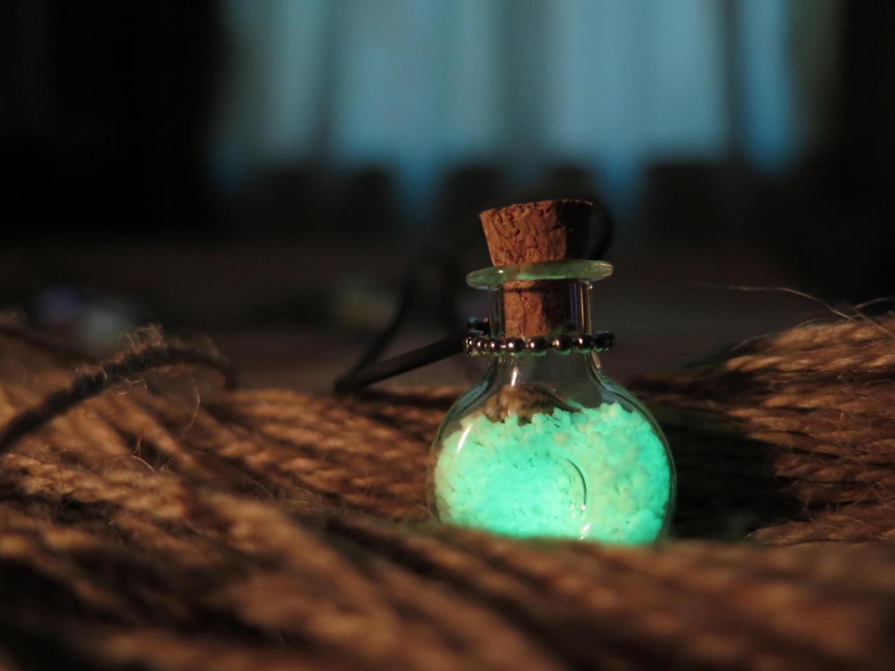 Shipping Green Xo Bottle Glow In The Dark Potion Jar Necklace, Glass Vial, Cork Jar, Glow In The Dark Glitter, Glowing Necklace,wedding Necklace