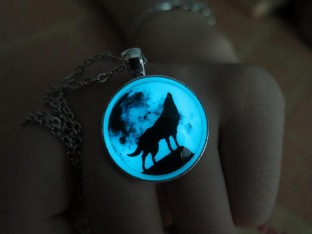 Free Shipping Cyan Moon Wolf, Moon Glow Necklace,glow In ...