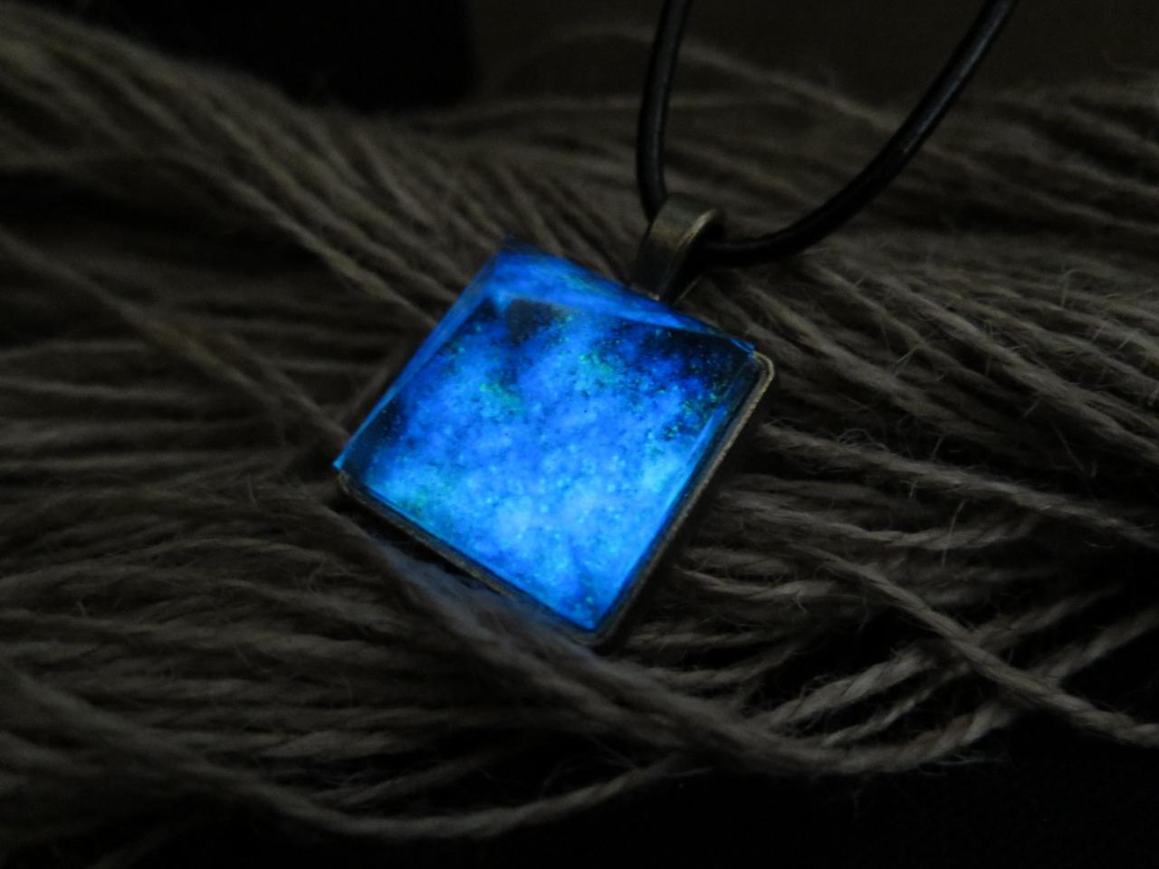 Crystal Pyramid Necklace Glow In Dark,glow Necklace,pyramid Necklace,christmas Gift, Halloween Gift