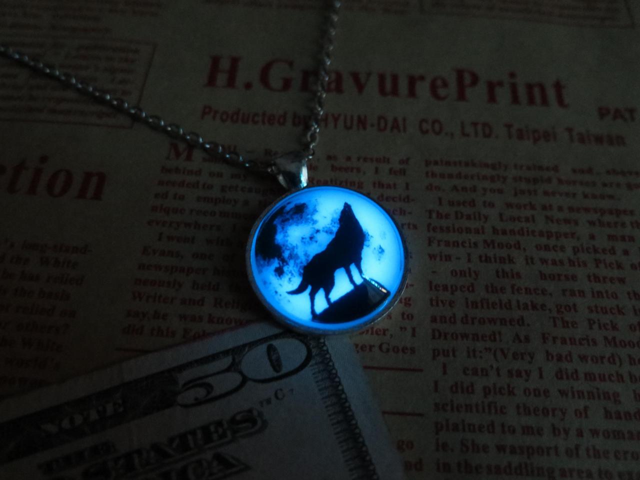 Blue Moon Wolf, Prom Jewelry, Party Jewelry,glow in The Dark Jewelry,glowing Pendant Necklace