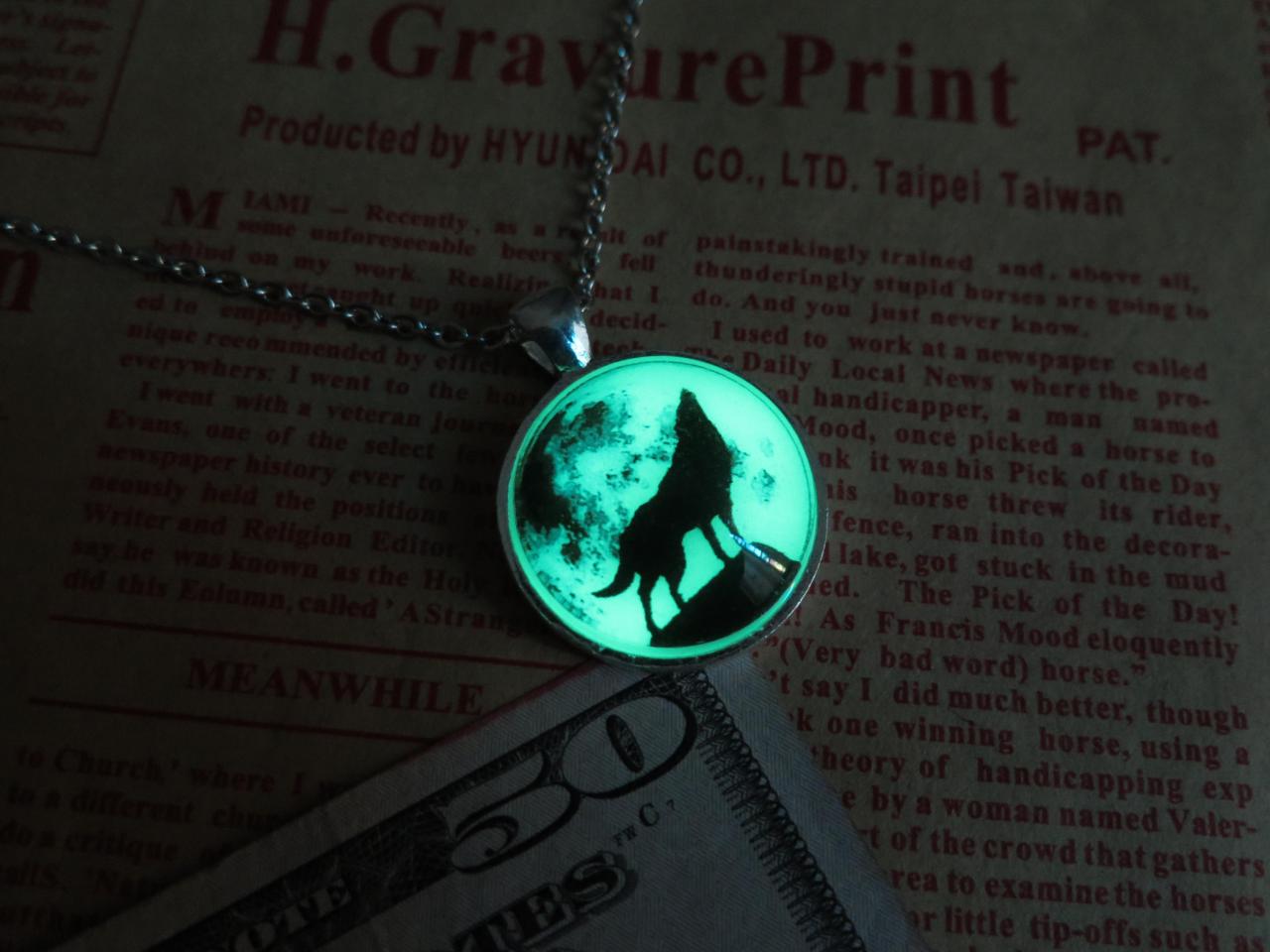 Green Moon Wolf, Wolf Necklace, Prom Jewelry, Party Jewelry,glow In The Dark Green Necklace,glowing Pendant Necklace