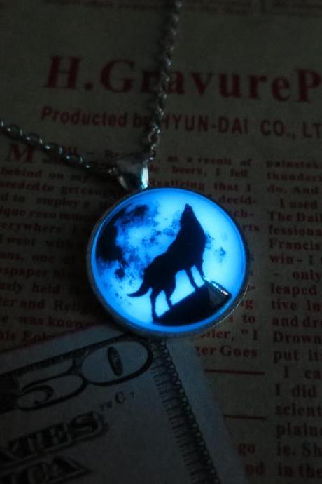 Free shipping Blue Moon wolf, prom jewelry, party jewelry,Glow in the dark jewelry,Glowing Pendant Necklace
